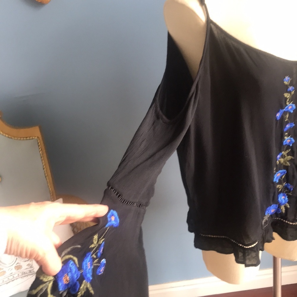 AEO black cold shoulder oversized cropped embroidered long sleeves top size M - Picture 10 of 14